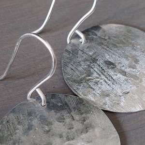 Cercei circulari din aluminiu cu pandantiv - bijuterii - cercei hoops - Artynos.ro Cercei circulari din aluminiu cu pandantiv - bijuterii - cercei hoops - Artynos.ro