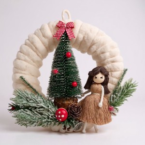 Decoratiuni de Craciun pentru usa / ciocanitoare cu papusa macramé - coroana rosie, alba si verde cu papusa - Artynos.ro