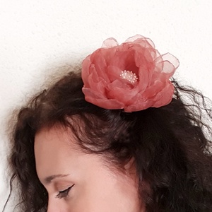 Floare rosu-inchis din organza pentru par - îmbrăcăminte și modă - accesorii păr - flori pentru păr - Artynos.ro
