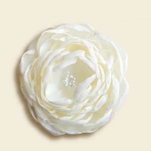 Floare alba din satin pentru par, Accesorii nunta, Ornamente de par de nunta, Accesorii par nunta, Cusatura, ARTYNOS