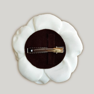 Floare alba din satin pentru par - accesorii nuntă - ornamente de păr de nuntă - accesorii păr nuntă - Artynos.ro