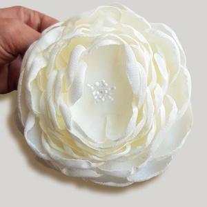 Floare alba din satin pentru par - accesorii nuntă - ornamente de păr de nuntă - accesorii păr nuntă - Artynos.ro
