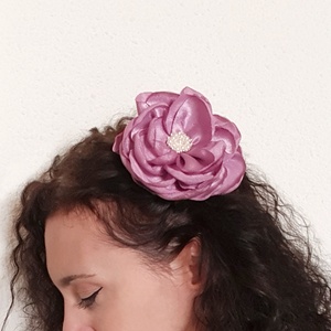 Floare roz din satin pentru par, Imbracaminte si moda, Accesorii par, Accesorii de par, Cusatura, ARTYNOS