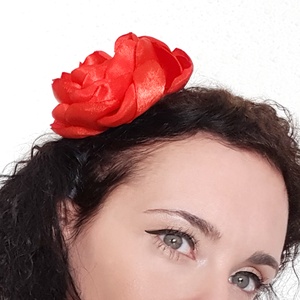 Floare rosie din satin pentru par - îmbrăcăminte și modă - accesorii păr - accesorii de păr - Artynos.ro