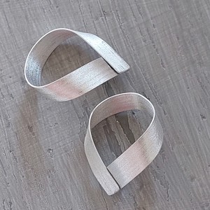 Cercei în formă de picătură din aluminiu - bijuterii - cercei lungi - Artynos.ro Cercei în formă de picătură din aluminiu - bijuterii - cercei lungi - Artynos.ro