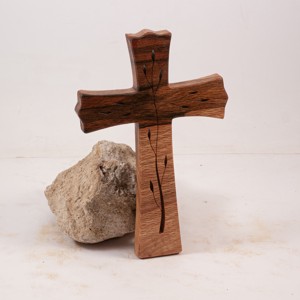 Cruce din lemn modelată, cruce de perete -  - Artynos.ro