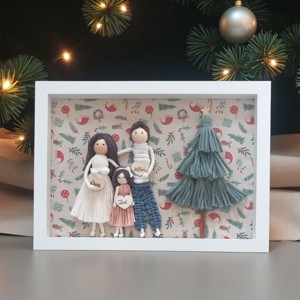 Cadou de Crăciun: portret de familie macramé personalizat în ramă albă (21x30 cm) - crăciun - cadouri de moș crăciun - cadouri de moș crăciun - Artynos.ro