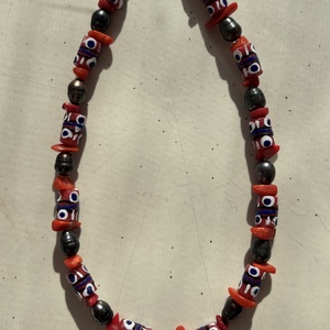 Colier Wanderers 18, Bijuterii, Coliere, Coliere din perle, Confectionarea bijuteriilor, Colier realizat din perle negre de rau, margele africane, coral si inchizatoare hipoalergenica fila..., ARTYNOS