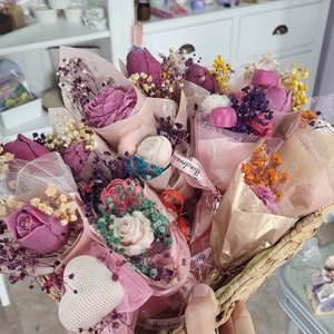 Buchețel parfumat cu bujor din ceară și flori uscate - casă & stil de viață - lumânări, parfumuri, arome - ceară parfumată - Artynos.ro