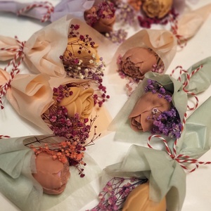 Buchețel parfumat cu bujor din ceară și flori uscate - casă & stil de viață - lumânări, parfumuri, arome - ceară parfumată - Artynos.ro