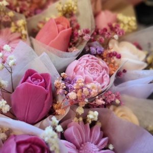 Buchețel parfumat cu bujor din ceară și flori uscate - casă & stil de viață - lumânări, parfumuri, arome - ceară parfumată - Artynos.ro