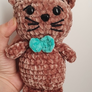 Pisica scottish fold crosetata, Jucarii si echipamente pentru copii, Plusuri, Pisica de plus, Crosetat, Cusatura, Pisica de plus crosetata maro (Scottish fold), de aprox 17 cm inaltime.

Un cadou perfect pentru co..., ARTYNOS