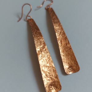 Cercei băț de aur în cupru - bijuterii - cercei lungi - Artynos.ro Cercei băț de aur în cupru - bijuterii - cercei lungi - Artynos.ro