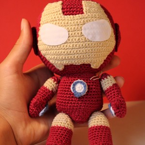 Supererou, Iron Man figura amigurumi, , , Figurina de 22 cm inaltime, crosetata din fire de bumbac 100%.Se poate spala la masina., ARTYNOS