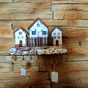 Suport pentru chei în formă de casă, cu raft rustic din lemn - casă & stil de viață - decorațiuni de casă - decorațiuni de pereți - suport pentru chei - Artynos.ro