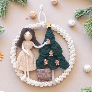 Decorațiune de perete macramé unică de Crăciun cu figurină de fată, pom de Crăciun și miere - crăciun - decorațiuni de crăciun de casă - Artynos.ro