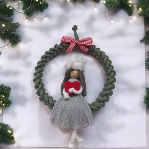 Decorațiuni de iarnă pentru ușă, păpușă macramé cu inimă roșie și pălărie -  - Artynos.ro