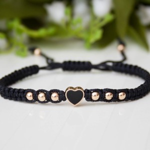 Bratara impletita in stil macrame � Cu inimioare negre - Artynos.ro