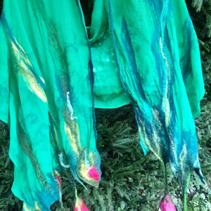 Esarfa de matase naturala impaslita cu flori de lana merinos  - Artynos.ro