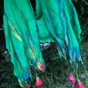 Eșarfă de mătase naturala împaslita cu flori de lana merinos  - îmbrăcăminte și modă - eșarfe, pălării, fularuri - căciulă - Artynos.ro