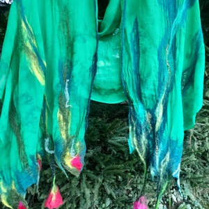 Eșarfă de mătase naturala împaslita cu flori de lana merinos  - îmbrăcăminte și modă - eșarfe, pălării, fularuri - căciulă - Artynos.ro