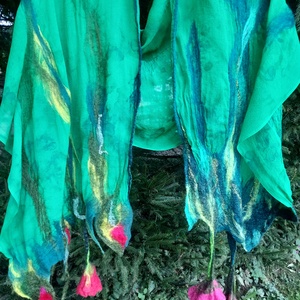 Eșarfă de mătase naturala împaslita cu flori de lana merinos  - îmbrăcăminte și modă - eșarfe, pălării, fularuri - căciulă - Artynos.ro