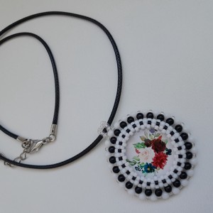 Colier pandantiv din mărgele de sticlă - floare -  - Artynos.ro