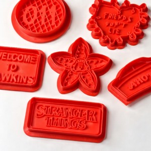 Set de forme pentru fursecuri Stranger Things – Rosu mat – Colectia Upside Down, 6 piese, , , Pregateste-te pentru Upside Down! 🎃🍪

Acest set oficial de 6 forme de prajituri rosii mate, inspira..., ARTYNOS