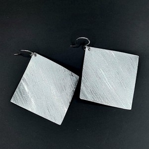 Cercei curbați din aluminiu -  - Artynos.ro Cercei curbați din aluminiu -  - Artynos.ro