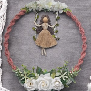 Decorațiune de perete macramé mare pe cerc - alb puternic cu păpușă macramé balansoară și trandafiri albi realiști -  - Artynos.ro