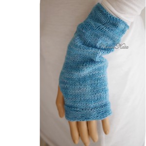 BOSZI-GLOVER / softclown - exclusiv tricotat manual, manusa pictata, incalzitor de mana / albastru caraibe - îmbrăcăminte și modă - eșarfe, pălării, fularuri - mănușă - Artynos.ro