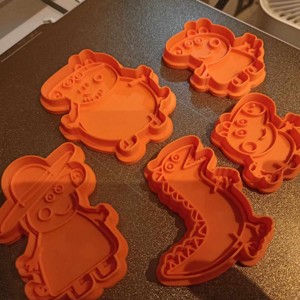 Set de forme pentru fursecuri și ștampile Peppa Pig � Peppa, George, Mummy și Daddy Pig � imprimate 3D -  - Artynos.ro