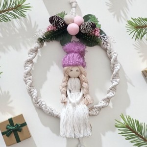 Păpușă Macrame cu capac violet - decorare de perete de Crăciun în rochie de fir de aur - crăciun - decorațiuni de crăciun de casă - Artynos.ro