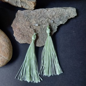 Cercei din material textil de culoare verde pal, cu ciucuri, cu montura aurie , Bijuterii, Cercei, , Cercei din material textil de culoare verde pal, cu ciucuri, cu montura aurie. 
Dimensiunea ciucure..., ARTYNOS