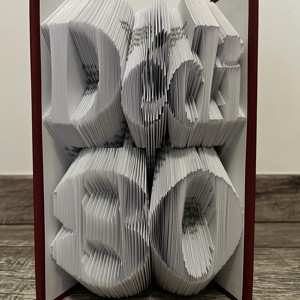 Nume si numar 2 randuri de sculptura a cartii, Casa & Stil de viata, Accesorii pentru decorat casa, Decoratiuni de masa si decoratiuni pentru rafturi , Sculptura de carte, carte pliata, , ARTYNOS