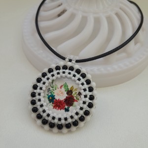 Colier pandantiv din margele de sticla - floare, , , Diametrul pandantivului este de 3,8 cm.
Colier din fibra cerata neagra, lungime de baza 44 cm + lan..., ARTYNOS