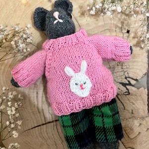 Iepuraș de Paște tricotat manual � 23 cm - jucării și echipamente pentru copii - plușuri - iepure de pluș - Artynos.ro