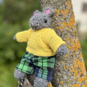 Șoricel de pădure tricotat manual, îmbrăcat într-un pulover galben -  - Artynos.ro