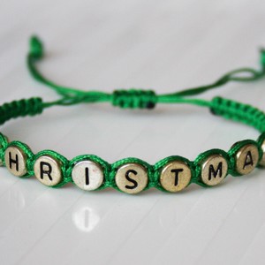 Brățară macramé împletită - verde de Crăciun -  - Artynos.ro