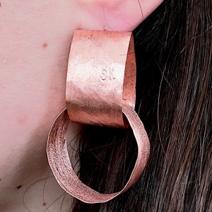 Cercei cu design din cupru - bijuterii - cercei hoops - Artynos.ro Cercei cu design din cupru - bijuterii - cercei hoops - Artynos.ro