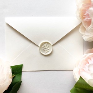 Sigiliu de ceară model de frunze, alb -  - Artynos.ro Sigiliu de ceară model de frunze, alb -  - Artynos.ro