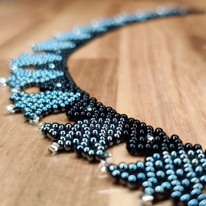Colier cu lalele (hematite) - Artynos.ro