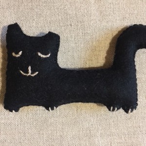 Pisica neagra, pasla de lana - Artynos.ro