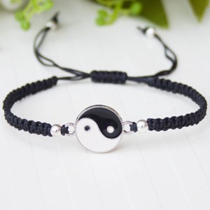 Bratara impletita in stil macrame � Yin Yang negru - Artynos.ro