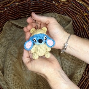 Breloc croșetat Mini Stitch - genți și portofele - accesorii genți - breloc - Artynos.ro