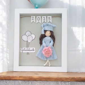 Cadou de absolvire - Păpușă macramé personalizabilă în cadru 3D -  - Artynos.ro