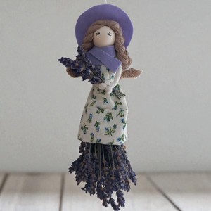 Păpușă Makramé în rochie albastră cu flori și buchet de lavandă -  - Artynos.ro