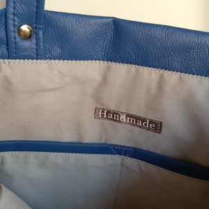 Geantă de umăr albastră brodată Wildflower - geantă și husă - geantă pentru cumpărături - geantă shopper, geantă tote, geantă textilă - Artynos.ro