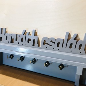 Breloc de perete cu nume de familie unic - casă & stil de viață - accesorii pentru decorat casa - decorațiuni de pereți, decorațiuni suspendate - suport pentru chei - Artynos.ro