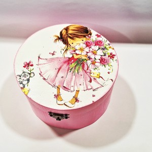 Fetita cu buchet de flori si un soricel – cutie rotunda din lemn, de culoare roz, cu aspect romantic , , , O cutie rotunda din lemn, cu o atmosfera fermecatoare si romantica, pe capacul careia este reprezen..., ARTYNOS